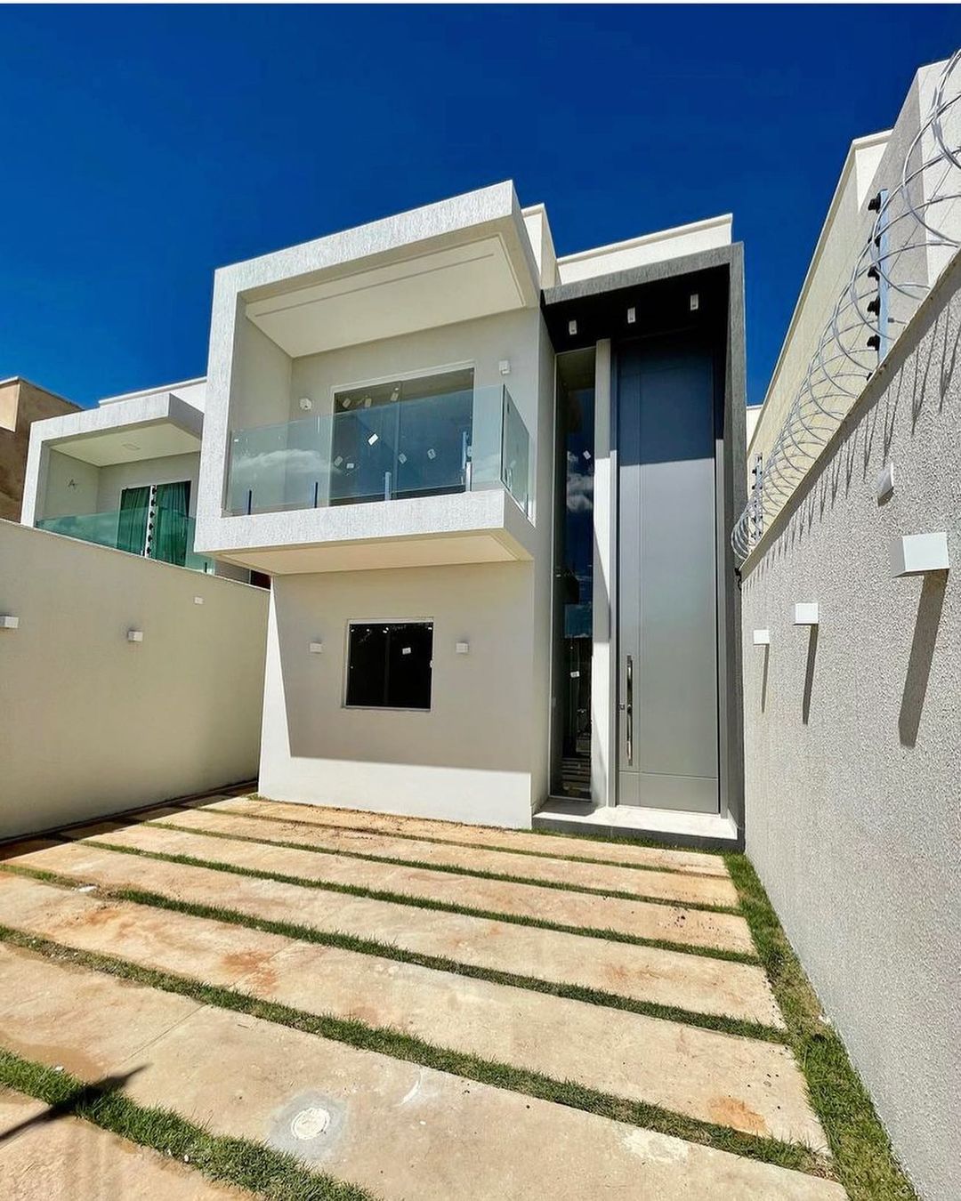 Hình chụp mặt tiền của ngôi nhà với khoảng sân rộng